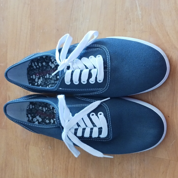 Canvas shoes - Picture 1 of 5
